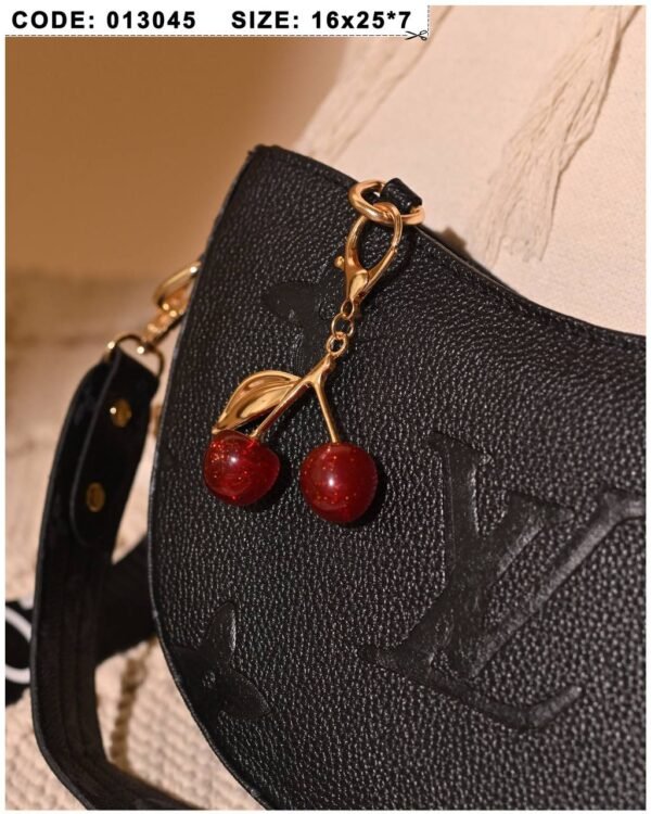شنطة حريمي سوداء جلد ستايل فاخر مع إكسسوار مميز – Black Shoulder Bag Egypt
