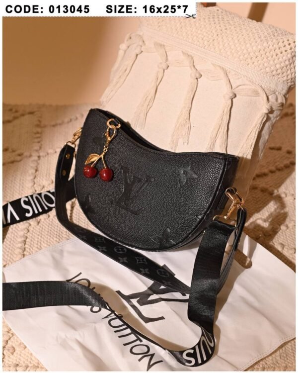 شنطة حريمي سوداء جلد ستايل فاخر مع إكسسوار مميز – Black Shoulder Bag Egypt